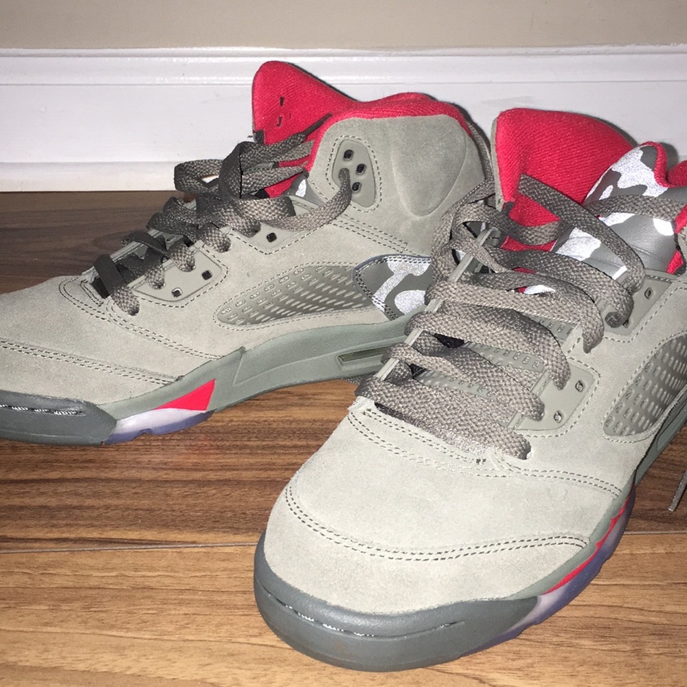 NEVER WORN** air Jordan retro 5 University Red